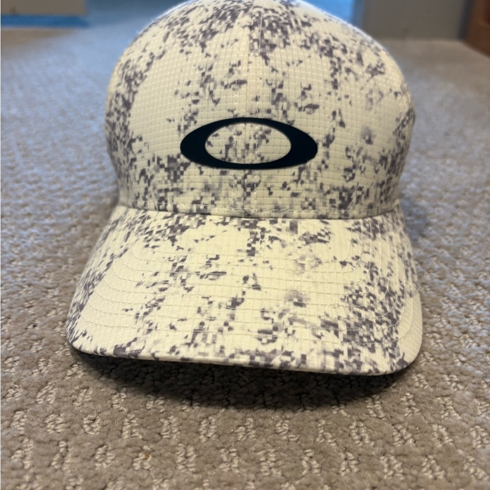 Oakley Speckled White and Gray Cap